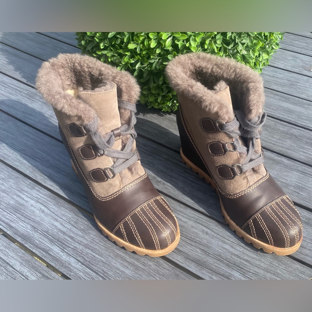 Women’s UGG Alasdair Leather Wedge Ankle Booties - Picture 3 of 8